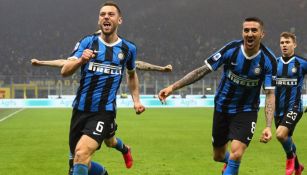Jugadores del Inter festejan un gol 