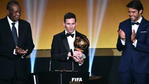 Messi recibe el Balón de Oro de las manos de Kaká 