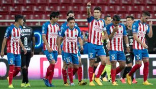 Jugadores de Chivas celebran una anotación en Liga MX