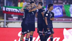 Jugadores de la Selección Mexicana festejan un gol