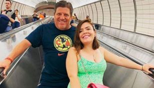 Herrera con su hija Mishelle en el aeropuerto