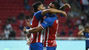 Vega y Ponce se abrazan tras un gol de Guadalajara