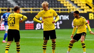 Jugadores del Dortmund festejan una diana sobre el Schalke 04