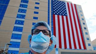 Trabajador del sector salud afuera de un hospital en Utah