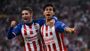 Macías y el Conejito Brizuela celebran un gol