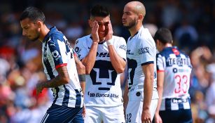 Jugadores se lamentan en un Pumas vs Monterrey