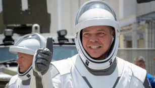 Robert Behnken saluda a la gente antes de viajar al espacio