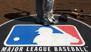 Umpire sobre logo de la MLB