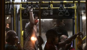 Personas con tapabocas en un autobús en Río de Janeiro