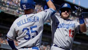 Jugadores de los Dodgers de los Angeles festejan una carrera