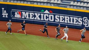 Jugadores de Padres calientan para su duelo en México en 2019