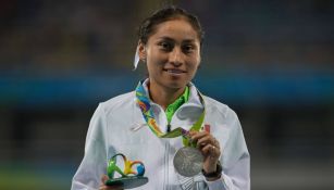 Lupita González recibiendo medalla