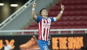 Jesús Molina festeja un gol con Chivas