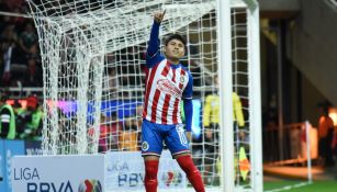 Eduardo López celebrando un gol con Chivas