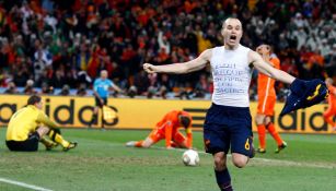 Andrés Iniesta celebra el gol del triunfo ante Holanda