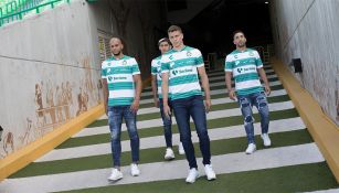 Jugadores de Santos con el nuevo uniforme