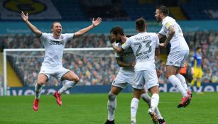 Jugadores del Leeds United celebran un gol