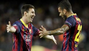 Lio Messi y Dani Alves celebrando una anotación con Barcelona