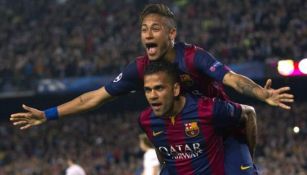 Dani Alves celebra un gol con Neymar en el Barcelona