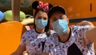 Héctor Herrera y su pareja en Disney World