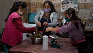  Mujeres indígenas prepararan medicamentos con plantas medicinales