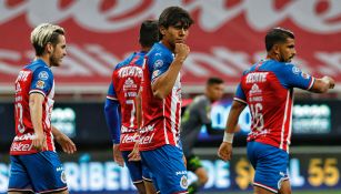 Jugadores de Chivas festejan un gol contra Atlas