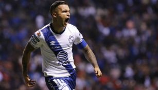 Christian Tabó en festejo de gol con Puebla