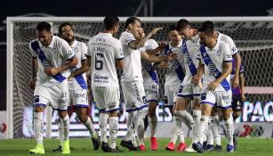 Jugadores de Puebla festejan un gol vs Mazatlán 