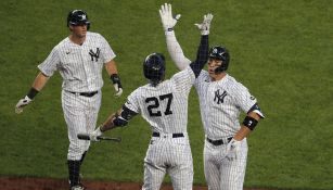 Aaron Judge festeja con los jugadores de Yankees