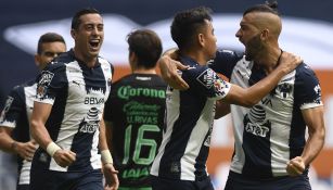 Nico Sánchez y otros jugadores de Rayados festejan un gol