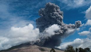 Volcán Sinabung en Indonesia hizo erupción este lunes