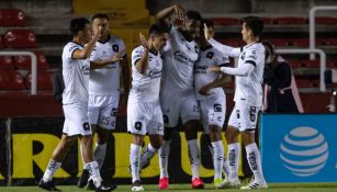 Jugadores del Querétaro celebran gol ante América