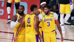 Jugadores de los Lakers durante el duelo ante Blazers 