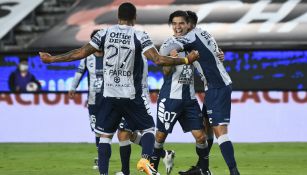 Jugadores de Pachuca festejan un gol