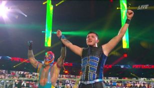 Rey Mysterio y Dominik celebrando la victoria