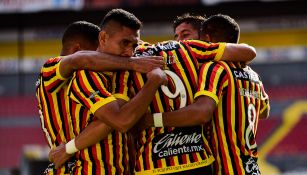 Jugadores de Leones Negros se abrazan tras un gol