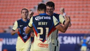 Henry Martín y Federico Viñas festejan un gol