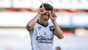 Fernando Madrigal festeja su gol con Gallos
