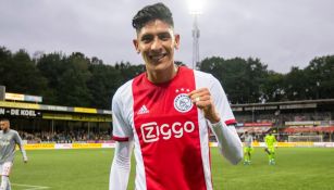 Edson Álvarez durante un partido con Ajax