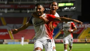 Uriel Antuna y Alexis Vega en festejo de gol