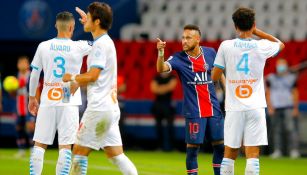 Neymar discutiendo con Álvaro González en Clásico francés