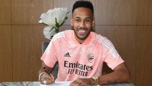 Pierre-Emerick Aubameyang firma su nuevo contrato con Arsenal 