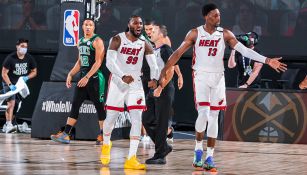 Jugadores del Heat festejan la victoria