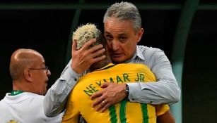 Tite y Neymar durante un partido de Brasil