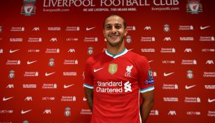 Thiago Alcántara posa con la camiseta del Liverpool 