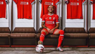 Thiago Alcántara posa en el vestidor del Liverpool 