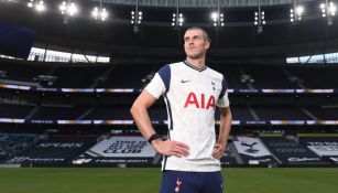 Gareth Bale posa con la camiseta del Tottenham 