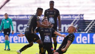 Jugadores de León celebran gol ante Atlético de San Luis