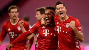 Jugadores del Bayern celebran anotación de la victoria