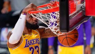 LeBron James realiza una clavada con los Lakers
